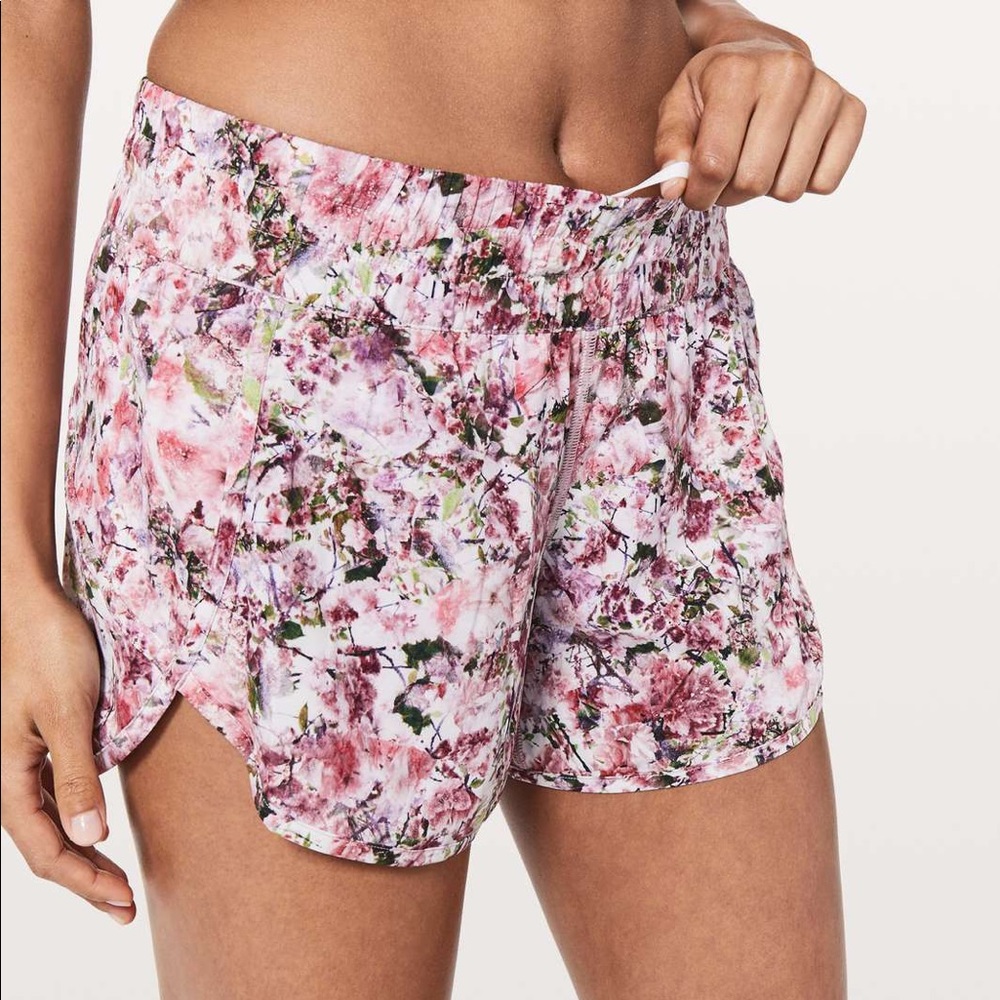 BRAND NEW! LULULEMON Tracker shorts! Size 4